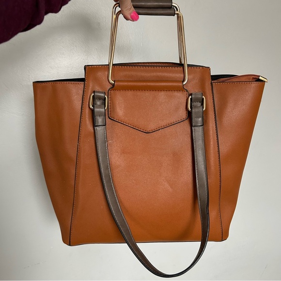 Elegant Tan Leather Tote Bag - Picture 5 of 8
